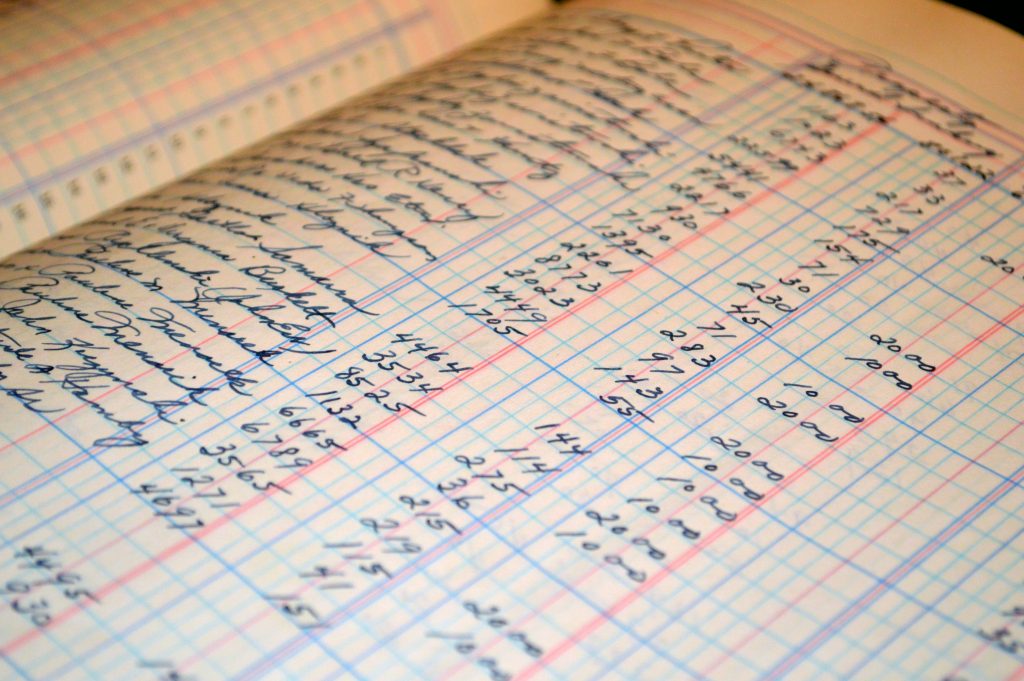Finanzas personales: libreta de gastos y recibos en la mesa de la cocina